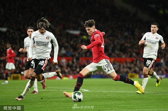 他感到尷尬 他感到尷尬